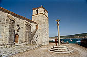 Rias della Galizia, Spagna - La bella chiesa gotica di Laxe (XIII) col caratteristico 'cruceiro'.